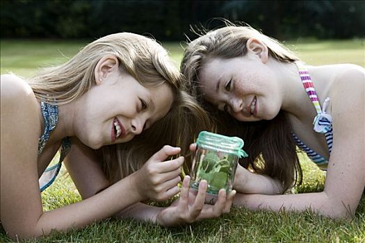 两个女孩,看,罐,昆虫