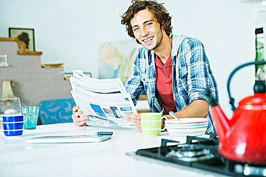 男人,读报纸,厨房