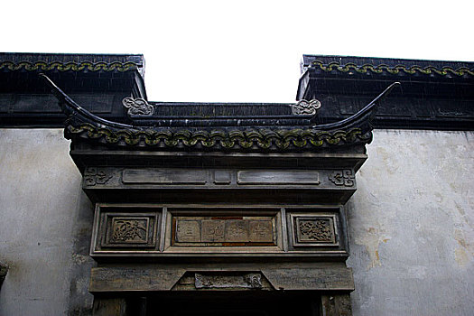 蒙胧细雨中的江南小镇,乌镇江南木雕陈列馆的门罩