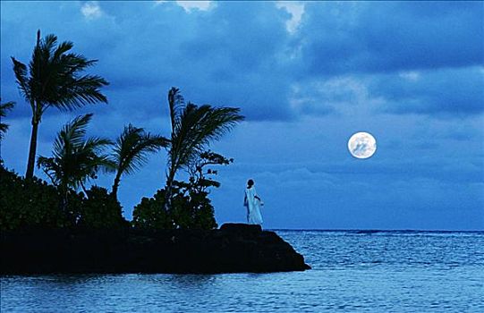 夏威夷,瓦胡岛,海岸线,女人,站立,石头,看,升月,上方,蓝色,海洋,后面