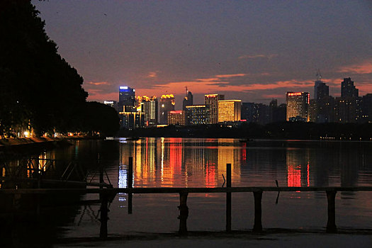 湖北省武汉市东湖边的城市夜景