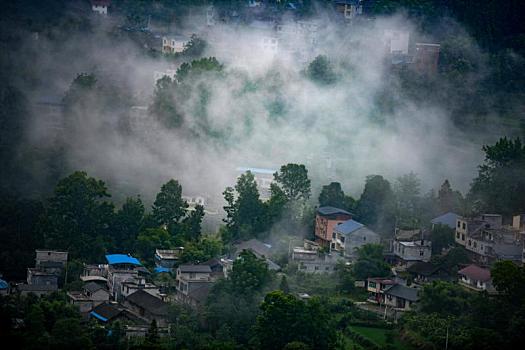 重庆酉阳,乡村雨中雾弥漫