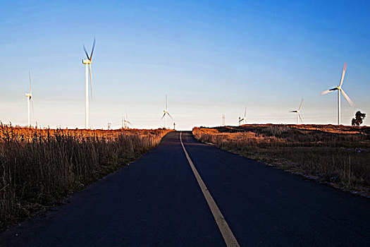 草原公路和风车