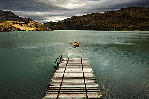 男青年,半空中,木质,码头,平静,湖,围绕,山,托雷德裴恩国家公园,智利