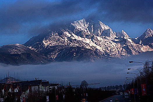 云南丽江纳西族玉龙雪山