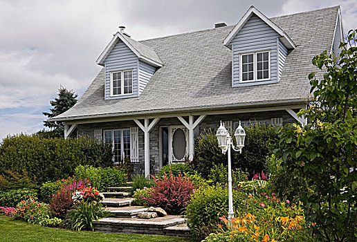 灰色,砖,白色,屋舍,风格,加拿大,房屋外观,风景,前院,夏天
