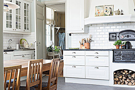 厨房,白色,抽屉,铸铁,烤炉,就餐区,木椅,桌子