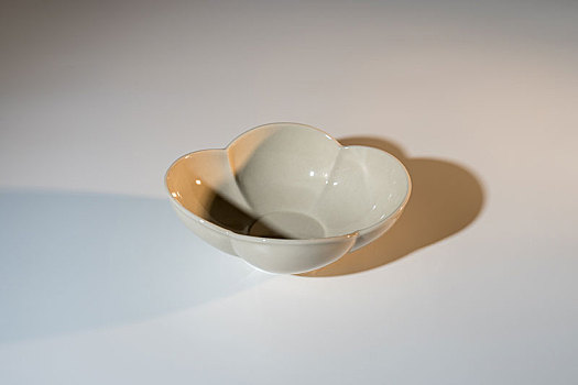 白色花瓣造型瓷碗