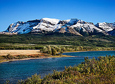 湖,正面,山,瓦特顿湖国家公园,艾伯塔省,加拿大