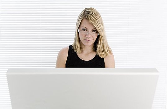 女人,使用笔记本,电脑