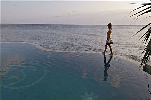 印度尼西亚,巴厘岛,酒店,女人,走,游泳池,海洋,背景