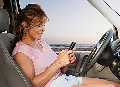 女人,坐,汽车,海滩,手机,安达卢西亚,西班牙