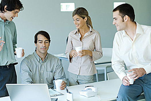 商务合作,汇集,男性,同事,坐,笔记本电脑,拿着,一次性杯子