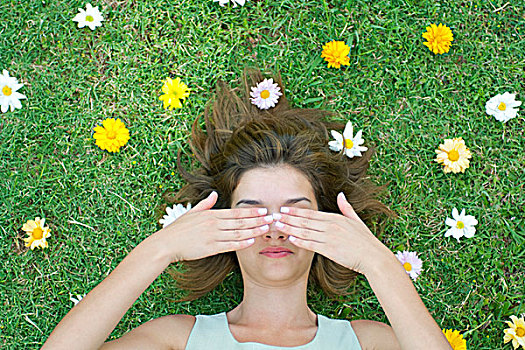 女人,躺着,草,围绕,花,捂眼