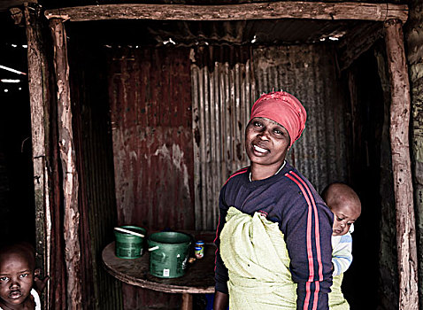 非洲母亲,坐,外,农村家庭,与她的孩子