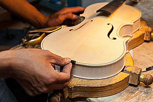 匠人制作小提琴