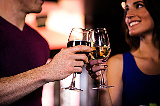 情侣,祝酒,葡萄酒杯,酒吧