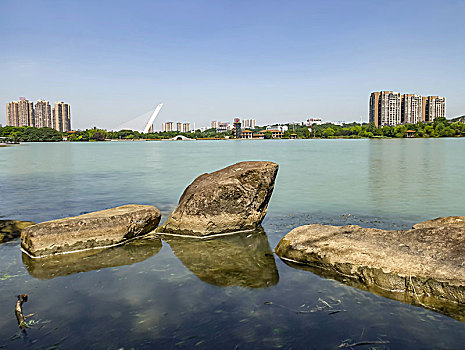 湖南长沙月湖公园风光－石头与水,拱桥与木亭