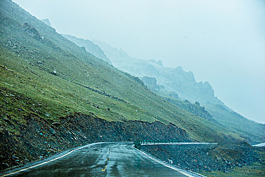 下雪的公路