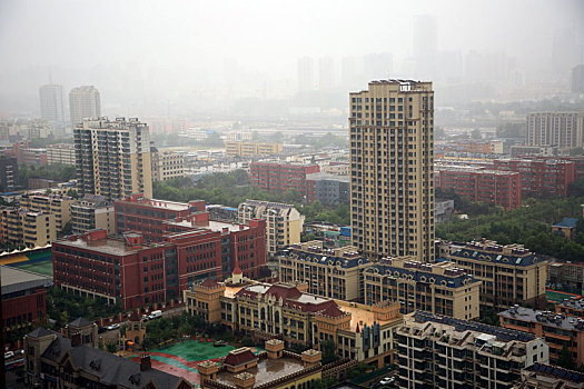 山东省日照市,港城遭倾盆暴雨侵袭,气象部门提醒市民减少外出