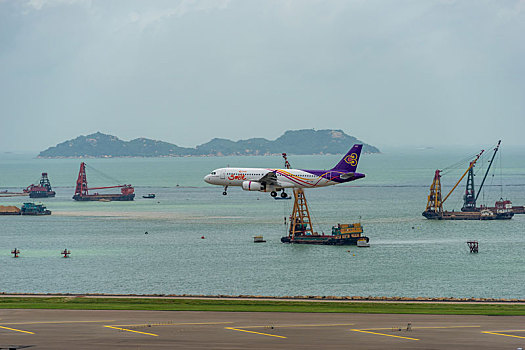 一架泰国微笑航空的客机正降落在香港国际机场