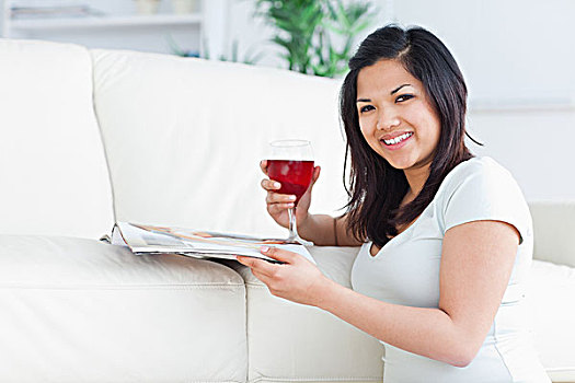 女人,膝,拿着,红酒杯,杂志,客厅