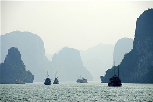 山峦,薄雾,高耸,上方,船,海洋,下龙湾,湾,越南,亚洲