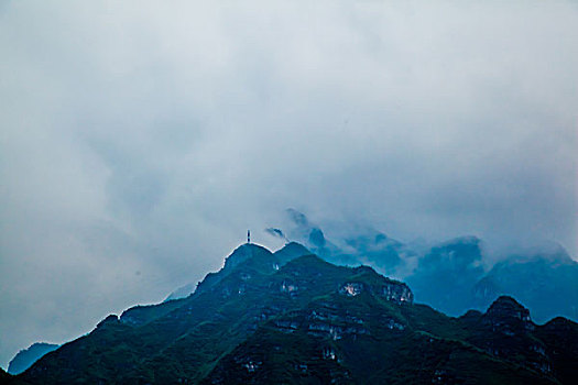 云雾笼罩着山峰