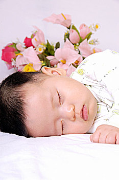 鲜花和酣睡的男婴
