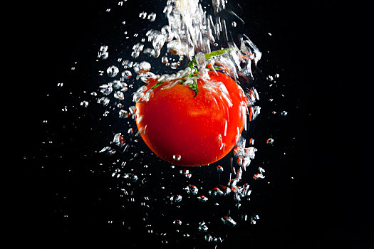 水中的番茄