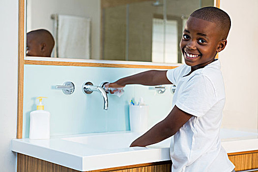 侧面视角,头像,微笑,男孩,洗手,水槽,家庭浴室