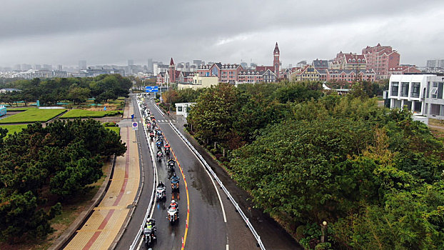 山东省日照市,150多名炫酷机车手冒雨骑游