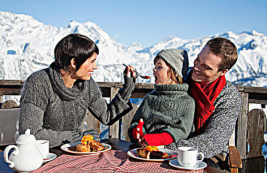 伴侣,女儿,吃,露台,滑雪胜地