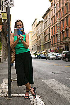 女人,读,引导,书本,街道,罗马,意大利