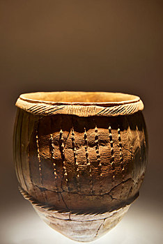 远古时代,筒形陶罐