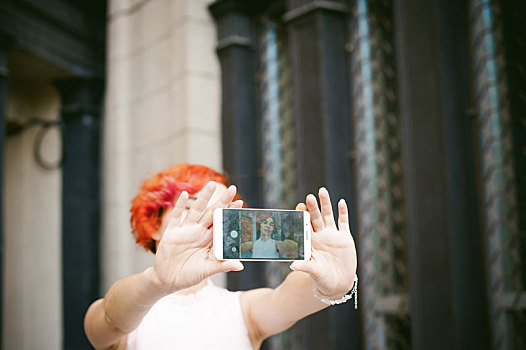 一个,女孩,头像,淡粉色,连衣裙,红色,染发,照相,手机,拍照手机,坐,楼梯,夏天