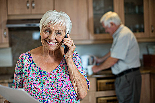 老年,女人,交谈,手机,男人,工作,厨房,在家