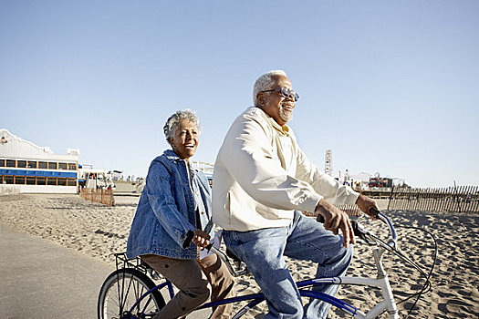 老人,骑,双人自行车,海滩,圣莫尼卡码头,加利福尼亚,美国