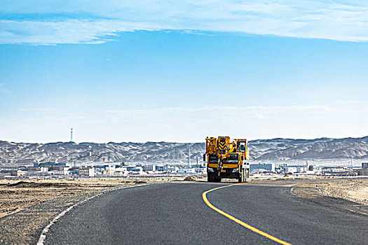 中国西部荒野道路