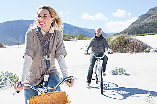 悠閑,情侶,騎自行車,海灘