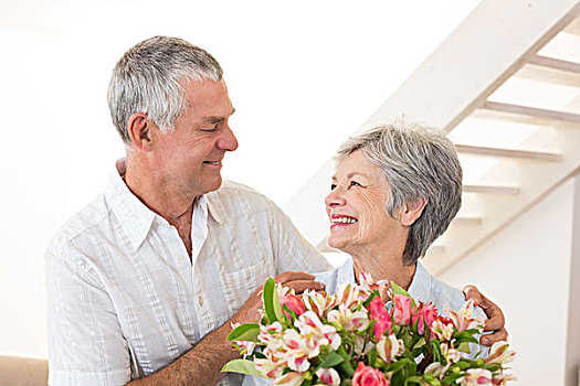 老年,夫妻,微笑,拿着,花束