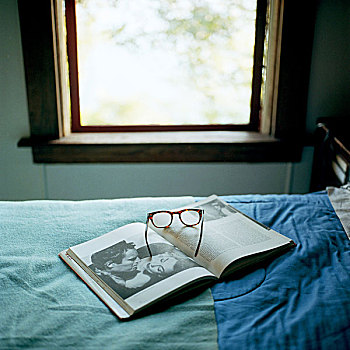 眼镜,翻开,书本,床