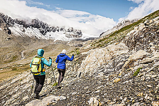 两个,女性,远足,岩石上,瑞士