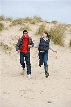 伴侣,跑,沙滩