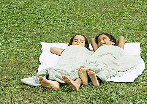 两个女孩,卧,草丛,毛巾,遮盖