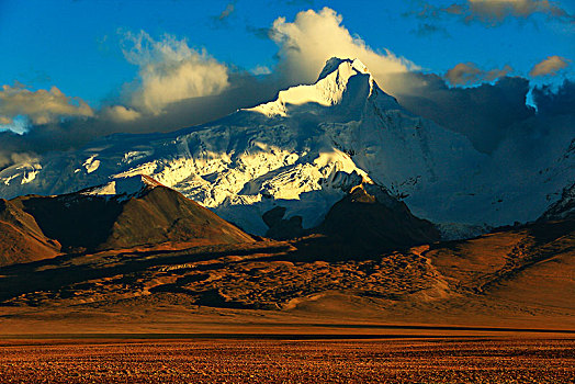 西藏卓木拉日峰日出