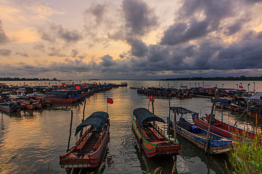 东兴渔港夕照