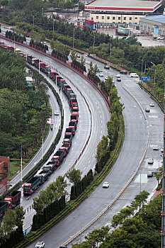 山东省日照市,乌云翻滚山雨欲来,港口生产繁忙有序未受影响