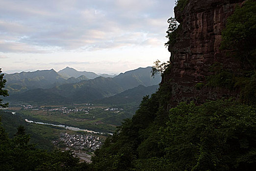 齐云山山崖和下面的村庄