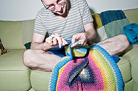 中年,男人,坐,沙发,钩针编织